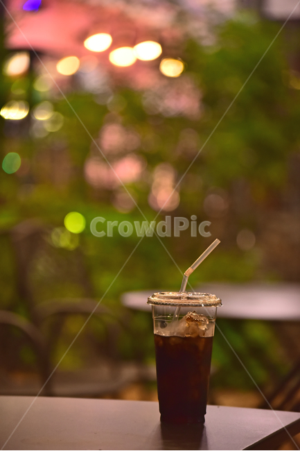 보케,드링크,커피,카페,테이블,초저녁,배경,빛망울,백그라운드,icecoffee,background,drink,음료,table,분위기,불빛,조명,ice,얼음,시원한,커피,카페,coffee,cafe