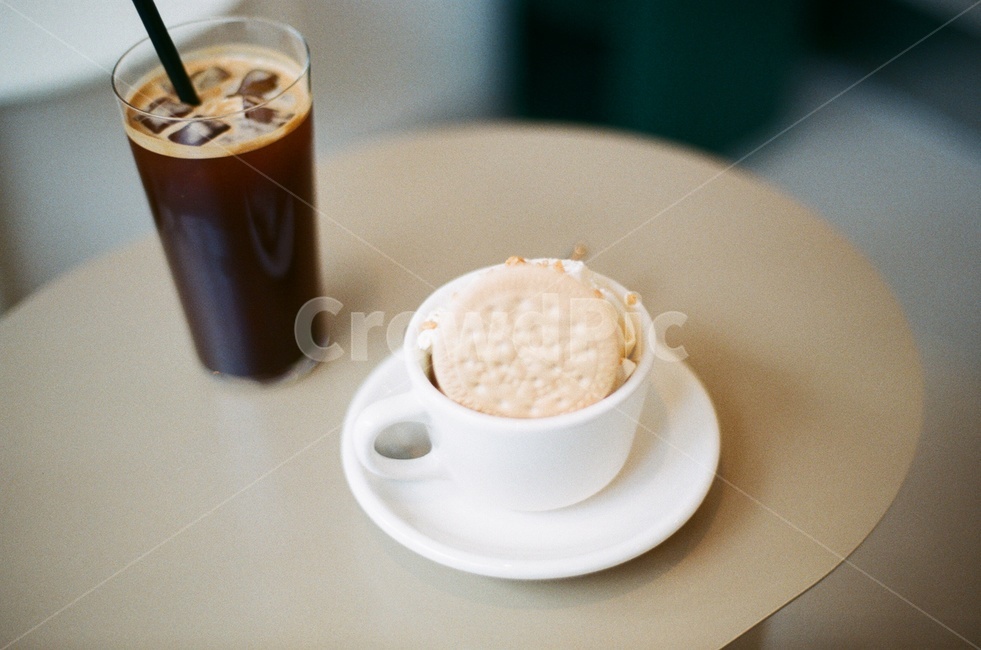 glass,snack,cool,delicious,food,Emotional photo,film photography,cafe,dessert,coffee,Americano,biscuit,table,mug,cup