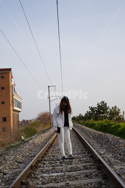 기찻길,여자,뒷모습,하얀옷,하늘,사람,인물,인간,human,person,여성,여자,woman,female,lady,여행,휴가,traveling,vacation,trip