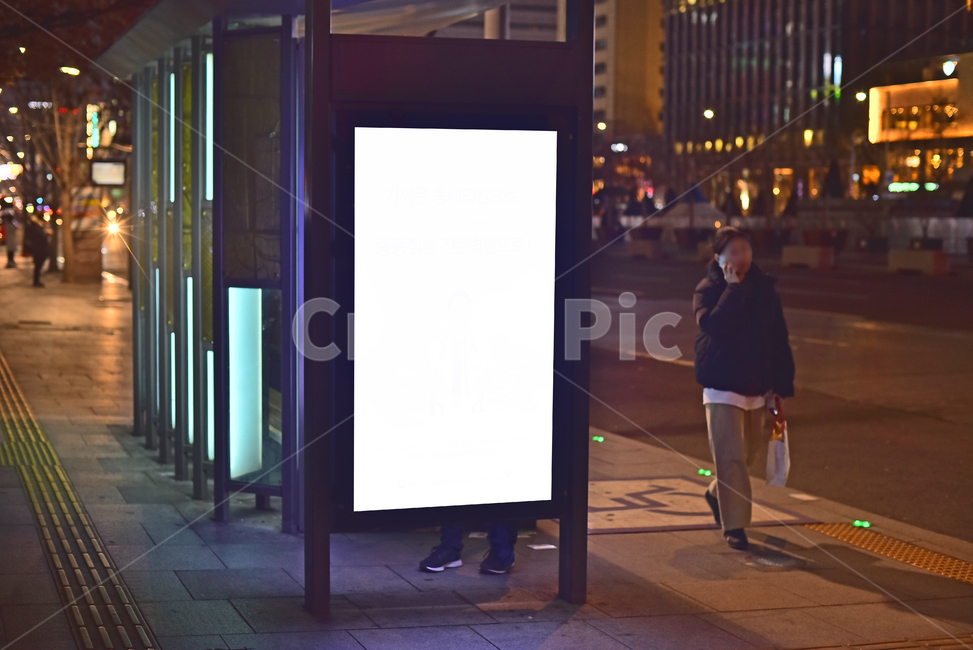 목업,mokup,전광판,빌보드,구조물,안내판,스크린,실물모형,싸인,옥외광고판,광고,advertisement,billboard,광고판,판넬,비즈니스,비지니스,business,모크업,싸인보드,빈공간,상업광고판,도시,야외,옥외,배경,바탕,백그라운드,사인보드,상업광고,커머셜,목업이미지,blank,블랭크,비어있는,빌딩,건축물,frame,광고판배경,간판,상점안내,입간판,프레임,전자제품,프로젝션스크린,projectionscreen,플랫폼,사람들,자동차,차,버스정류장,플렛폼,야간,screen,화면,electronics,전자제품,디스플레이,display,사람,human,인간,person,목업,목업이미지,실물모형,3d,모크업,mockup