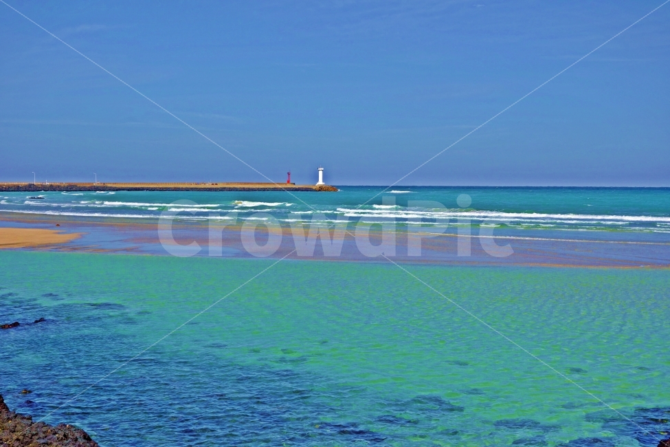 제주도,세화해변,에메랄드,바다,등대,방파제,빨간,파도,물결,푸른,흰,구름,하늘,수평선,여행,자연,풍경,경치,제주여행,제주도여행,제주,아름다운,전망,그림,같은,뷰,추천,여행지,관광지,바닷가,해변,해수욕장,세화,자연,풍경,nature,landscape,등대,lighthouse,architecture,건축물,building,건물,tower,탑