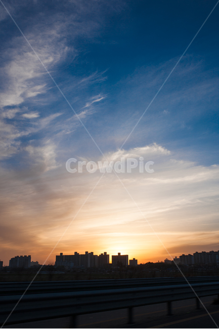 하늘,석양,일몰,구름,풍경,도시,풍경,city,landscape,실루엣,그림자,silhouette,shadow,nature,자연,outdoors,옥외,sunlight,햇빛,sky,dusk,황혼,red sky,붉은 하늘,dawn,새벽,sunset