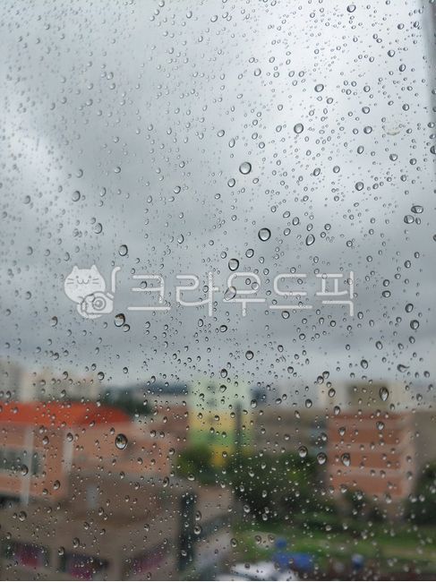 비오는날,레인,rain,캘리배경,캘리그라피배경,감성,배경,건물,빗방울,물방울,저녁,어두움,어둠,또르르,주륵주륵,또르륵,맺힘,비,봄비,가을비,겨울비,여름비,하늘,맺힌,구름,계절,몽글몽글,날씨,흐림,cloud,빗물,태풍,우천,장마,방울,뚝,raindrop