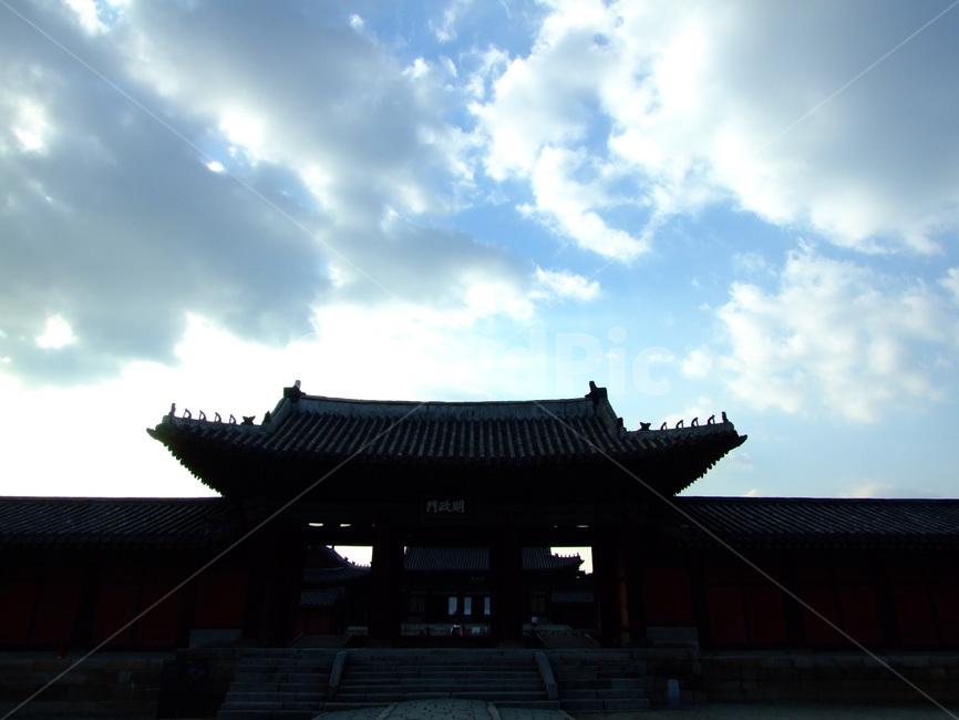 고궁,하늘,나무,풍경,역광,한국전통,한국문화,korean traditional,korean culture,실루엣,그림자,silhouette,shadow,건축물,건물외관,exterior,building,structure,architecture,construction