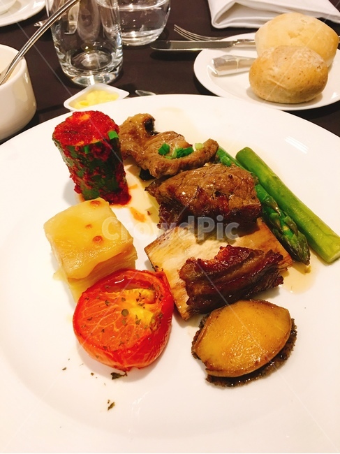 호텔,호텔런치,스테이크,점심밥,플레이트,음식,식재료,요리,food,cook,meal,dishes,food reserves,육류,고기,meat,양식,서양음식,서양요리,western food,western dishes,western meal,western cook