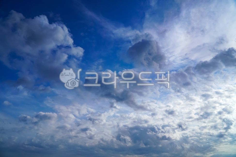 cloud,sky,blue,nature,background,weather,clear,puffy clouds,clouds,heaven