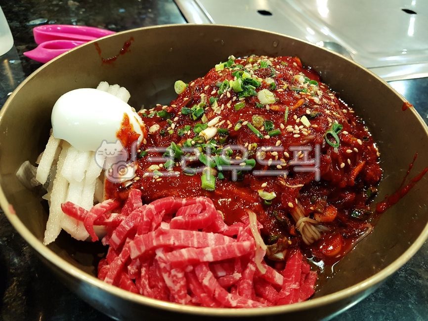 Yukhoe Bibim Naengmyeon,Bibim Naengmyeon,Binnaeng,raw meat,Cold noodles,Noodle dish