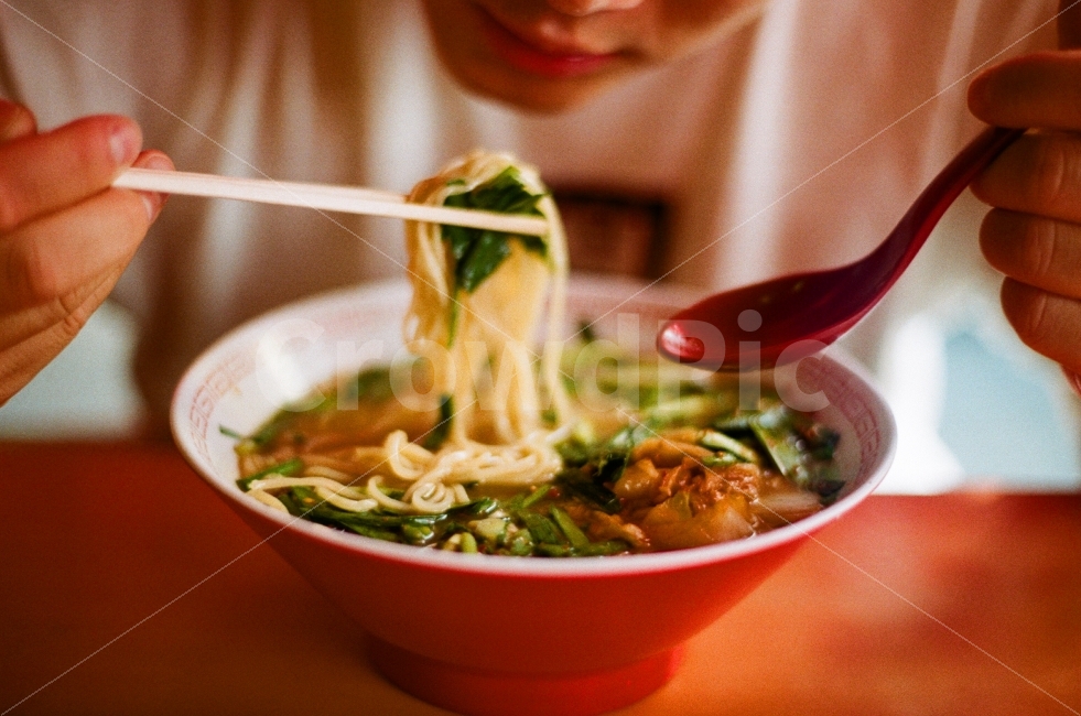 라멘,음식,맛있는,젓가락,인물사진,숟가락,스푼,일본,오사카,국물,요리,남자,손,테이블,면요리,면,육수,라면,ramen,food,delicious,chopsticks,personal,spoon,japan,osaka,soup,Noodles,cook,man,hand,table,사람,인물,인간,human,person,신체일부,몸,body,음식,식재료,요리,food,cook,meal,dishes,food reserves,면류,면요리,noodles,일식,일본음식,일본요리,Japanese food,Japanese dishes,Japanese meal,Japanese cook,감성,sensible,feeling