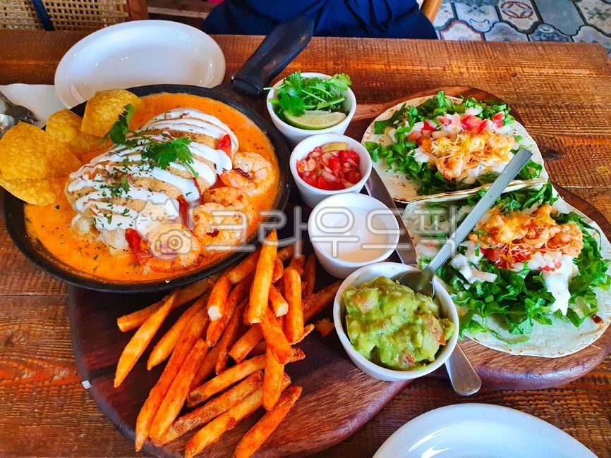 Riding,French fries,salad,shrimp,nachos,Mexican food,food