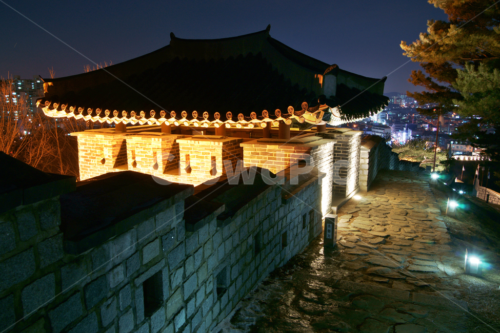 서포루,팔작지붕,수원화성,팔달산,수원,유네스코세계문화유산,야경,야경,밤,풍경,nightscape,night,landscape,한국전통,한국문화,korean traditional,korean culture,건축물,건물외관,exterior,building,structure,architecture,construction,roof,지붕