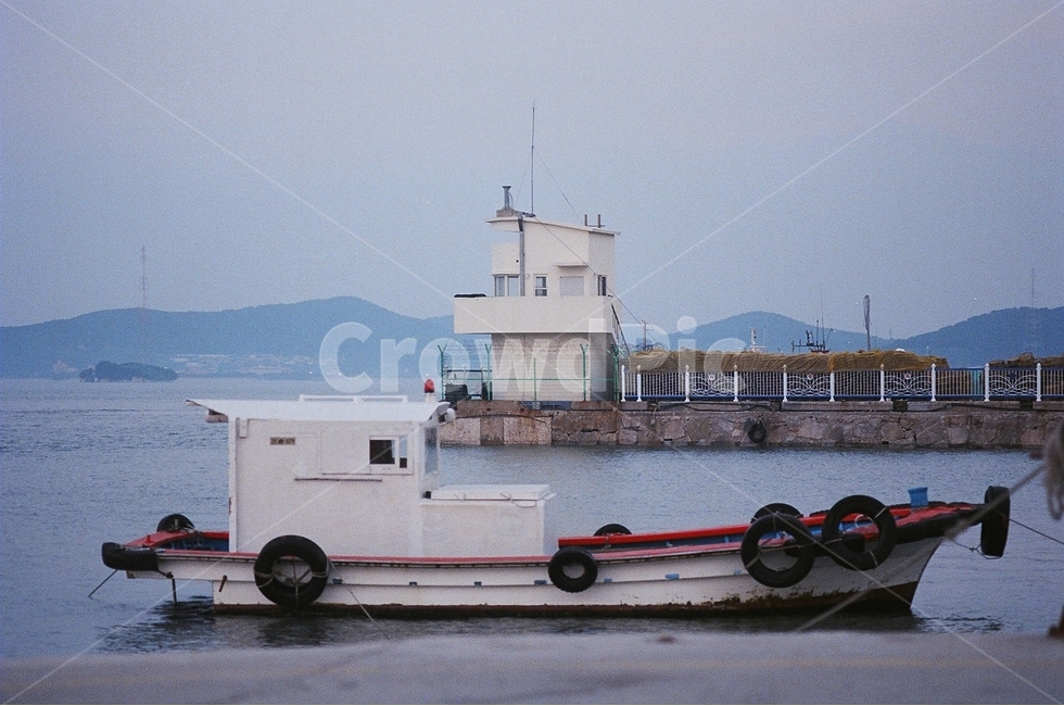 배,등대,바다,부두,필름,필름사진,필름카메라,산,산업,industry,industrial,어업,fishery,fishing industry,교통,교통수단,traffic,transportation,watercraft,선박,vehicle,차량,boat,보트