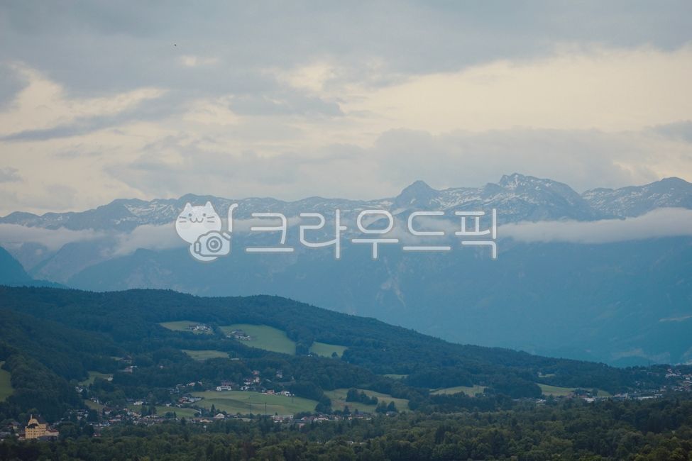 산맥,설산,흐릿한,웅장한,배경화면,전경,구름낀,마을전경,유럽자연,유럽산맥,차분한,평화로운