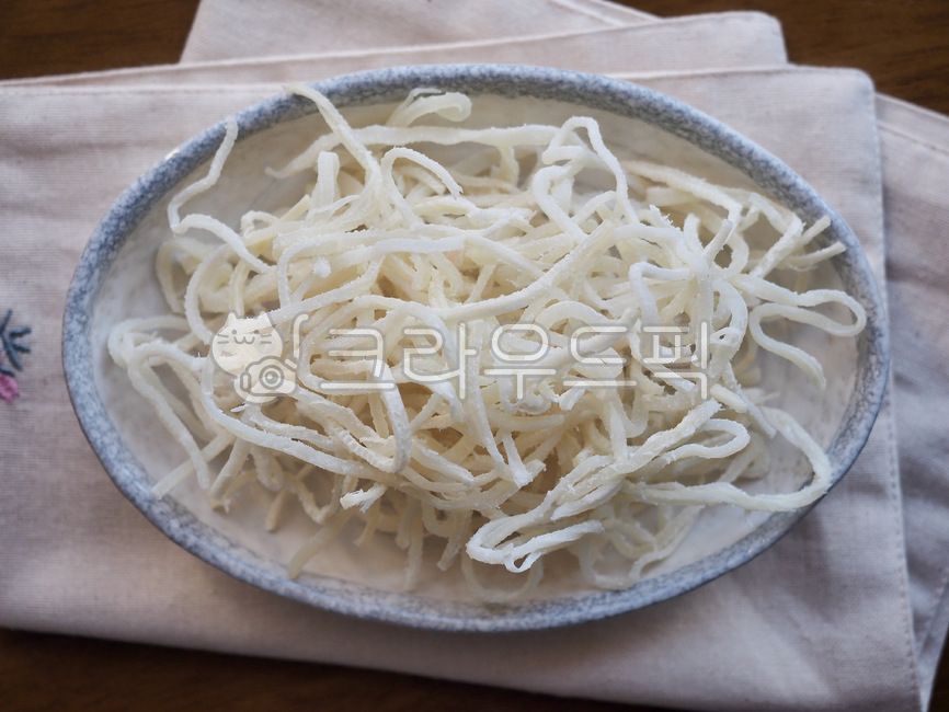 오징어,오징어채,음식,요리재료,가공식품,배경,건어물,마른오징어,간식,반찬,squid,food,cookingingredients,processedfood,background,driedfish,driedsquid,snack,sidedish,음식,식재료,요리,food,cook,meal,dishes,food reserves