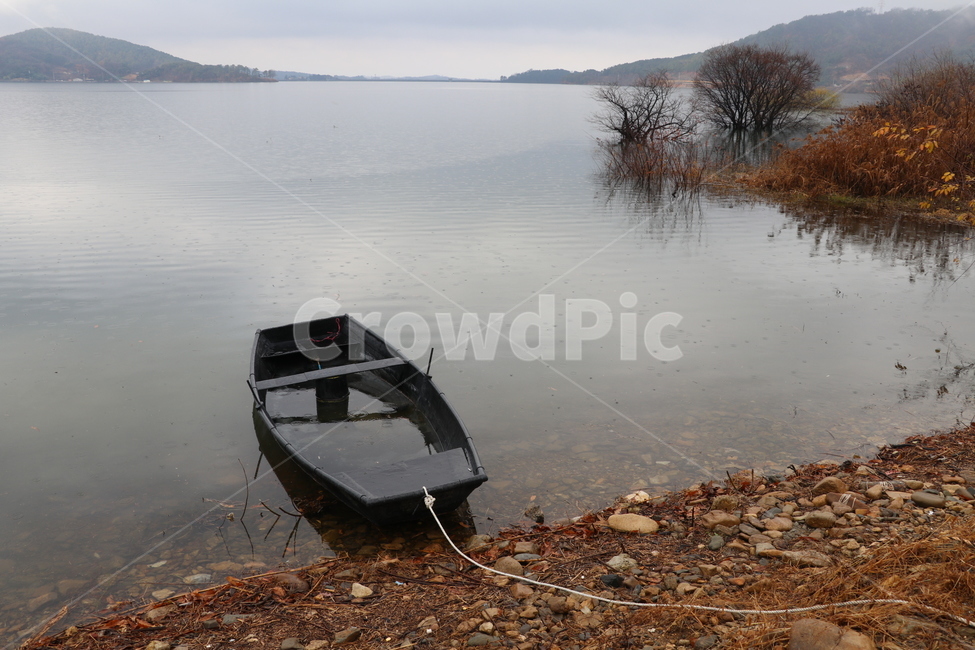 작은배,배,쪽배,어선,나룻배,호숫가,자연,풍경,nature,landscape,transportation,교통,watercraft,선박,vehicle,차량