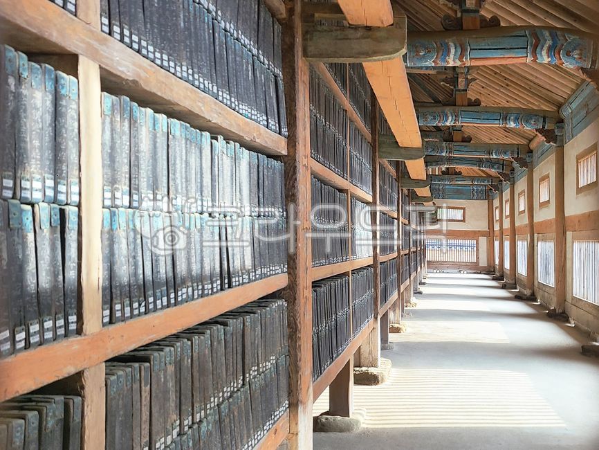 팔만대장경,해인사,book,indoors,책,실내,library,도서관,publication,출판,architecture,건축학,building,건물,corridor,복도,문화재