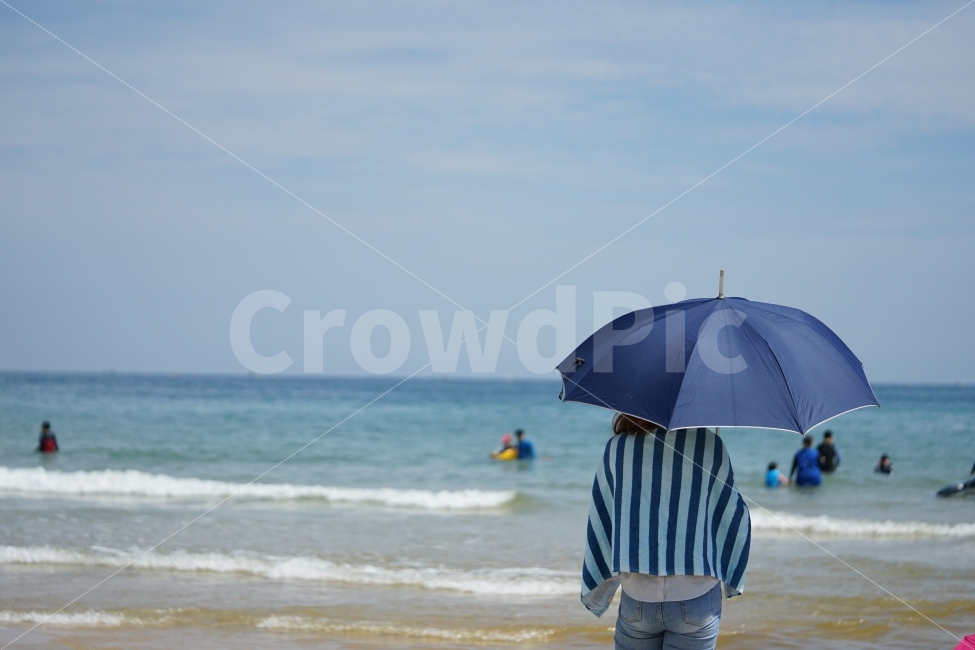 	바다,해변,해수욕장,여름,바닷가,휴가,동해,물,자연,바닷물,sea,경치,풍경,풍경사진,블루,여인,양산,태양,뒷태,감성,자연,풍경,nature,landscape,여름,계절,summer,season,해변,바다,beach,sea,여행,휴가,traveling,vacation,trip,사람,인물,인간,human,person,여성,여자,woman,female,lady