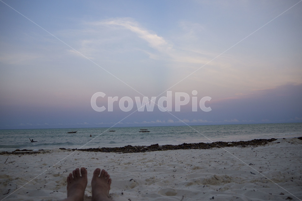 휴양지,바다,탄자니아,tanzania,zanzibar,잔지바르,잔지바르섬,ocean,구름,하늘,sky,cloud,jambiani,잠비아니,아프리카,africa,발,해질녘,해변,바다,beach,sea,사람,인물,인간,human,person,신체일부,몸,body,여행,휴가,traveling,vacation,trip