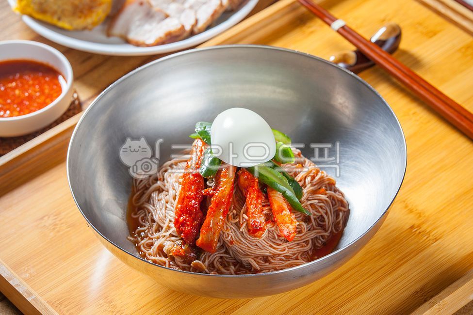 물냉면,냉면,고기냉면,계란,egg,그릇,냉면사리,함흥냉면,나무젓가락,젓가락,젓가락받침,트레이,대나무트레이,전통메뉴,원조함흥냉면,식사,식당,소고기냉면,전통음식,계절메뉴,오이,소고기,한우고기,비빔냉면,냉면육수,비빔냉면소스,비냉,물냉,국수,food,음식,회냉면,음식,식재료,요리,food,cook,meal,dishes,food reserves