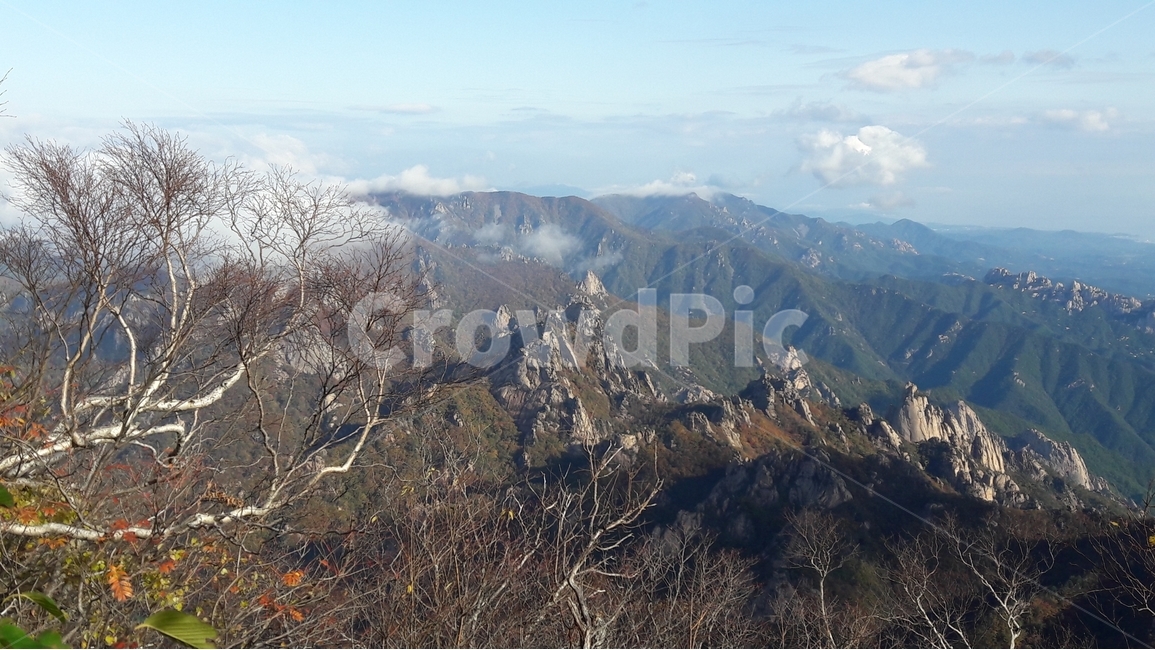 설악산,한국의산,설악산국립공원,공룡능선,천불동계곡,한국의가을,단풍,구름,한국의산하,아름다운산,바위,암봉,자연,풍경,nature,landscape,한국자연풍경,한국자연경관,korea nature landscape,outdoors,옥외,mountain range,산맥,mountain,산