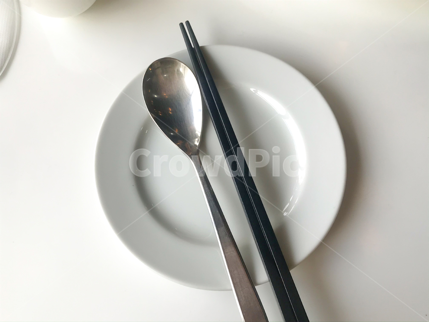 접시,그릇,숟가락,젓가락,깨끗한,식탁,테이블,비어있는,레스토랑,식당,기다림,깔끔한,플레이팅,spoon,chopstick,white,흰,흰색,eat,wating,plate,dish,table,restaurant,clean,사물,물건,오브젝트,thing,object,matter