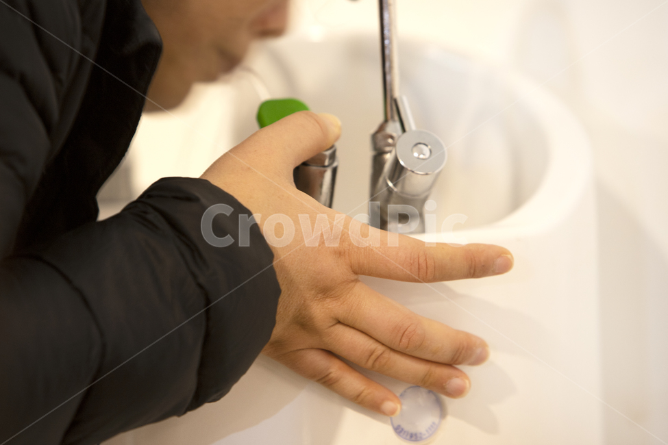 정수기,물,사람,손,기기,버튼,누름,꼭지,수도,수도꼭지,상수도,음수대,갈증,목마름,시원함,입,물줄기,물방울,마시다,음식,생활,사람,인물,인간,human,person,신체일부,몸,body,건강,헬스웨어,헬스케어,healthware,health care