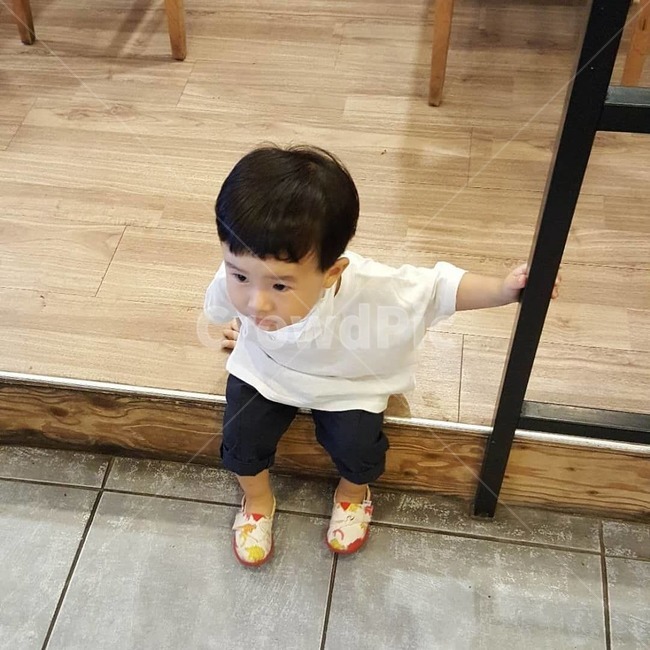 3세,남자아이,흰색반팔티,아들,귀여운아이,사람,인물,인간,human,person,어린이,어린아이,child,children,kid