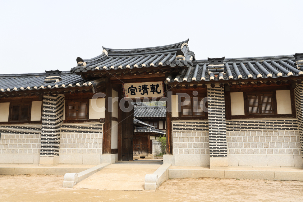 경복궁,문화재,서울,건축,궁전,문,단청,지붕,기와,돌담,돌기둥,고건축,한국,건청궁,창호지,서까래,석가래,기둥,창살,흙길,주춧돌,추녀,목조건축물,창문,중문,한국전통,한국문화,korean traditional,korean culture,랜드마크,landmark,tourist attraction,한국랜드마크,한국관광지,한국명소,korea landmark,korea tourist attraction,건축물,건물외관,exterior,building,structure,architecture,construction
