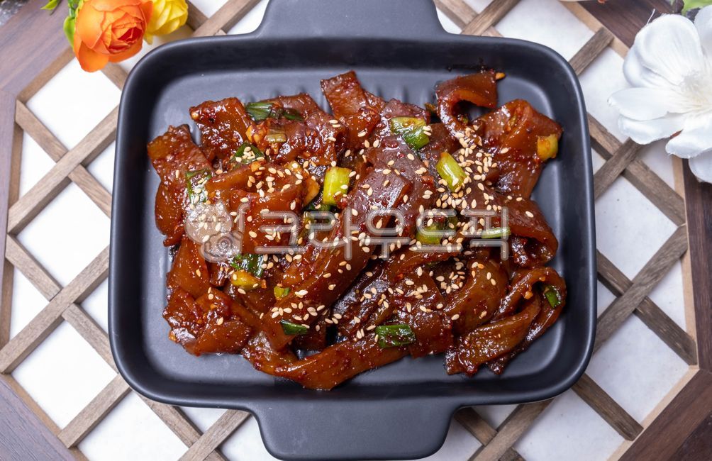 돼지껍데기,돼지껍데기무침,돼지고기,고기요리,육류,콜라겐,음식,요리,매운음식