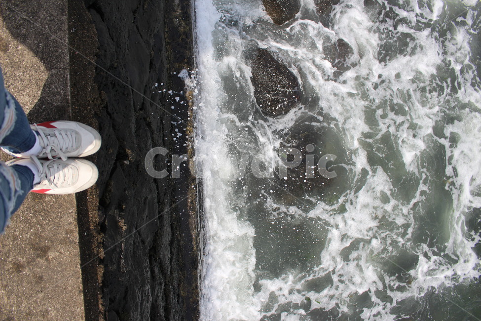 clothing,신발,운동화,바다,파도,벽돌,의류,사람,person,human,신발류,footwear