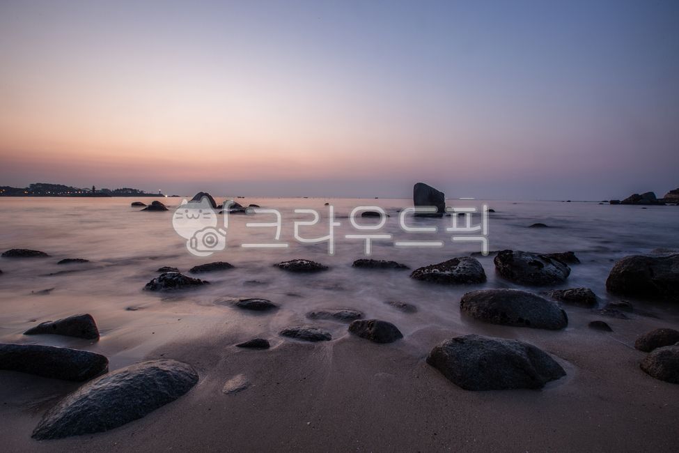 일출,바다,등대,방파제,물결,파도,아침,아름다운,평온한,평화로운,고요한,조용한,차분한,잔잔한,여명,수평선,배경화면,빛,바위,돌,해변,백사장,장노출