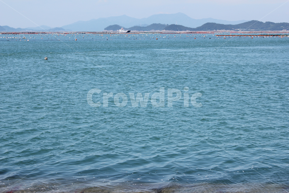 beach,blue,coast,coastline,day,far,island,mountain,nature,ocean,sea,sky,water,wave,하늘,파랑,블루,먼산,산,섬,바다,물결,푸른바다,풍경,자연,파란색,양식,양식장,어업,어촌,바닷물,에메랄드빛,배,어선,바닷가,자연,풍경,nature,landscape,land,땅,outdoors,옥외,대양,물,shoreline,해안선