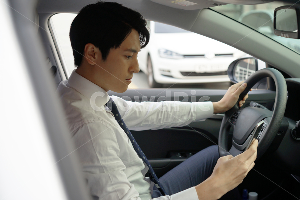 운전,차,차량,자동차,남자,남성,사람,직장인,출근,운전중,정체,교통체증,스마트폰,핸드폰,운전자,사람,인물,인간,human,person,남성,남자,man,male,교통,교통수단,traffic,transportation,정보통신기술,전자기기,전자제품,it,information,technology,electronic equipment,비즈니스,사업,business,service,work