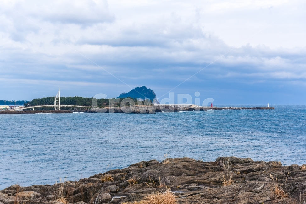 제주도,제주도풍경,바다,제주도바다,새섬,새연교,등대,자연,풍경,nature,landscape,한국자연풍경,한국자연경관,korea nature landscape,제주도,jeju,jeju island,outdoors,옥외,land,땅,shoreline,해안선,water,물,ocean,대양,sea,coast,연안