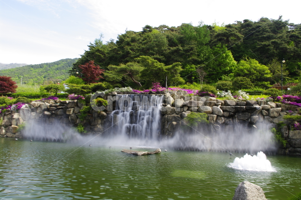 폭포,화단,하늘,구름,바위,꽃,flower,식물,plant,계절,봄,spring,자연,풍경,nature,landscape,water,물,outdoors,옥외,river,강