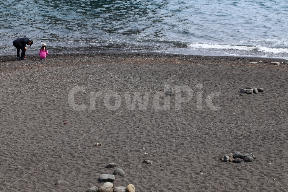 인물,바닷가,소녀,모래밭,돌,아이,행복,놀이,기쁨,아빠와딸,아빠,딸,해변,바다,beach,sea,사람,인물,인간,human,person,가족,패밀리,family,어린이,어린아이,child,children,kid