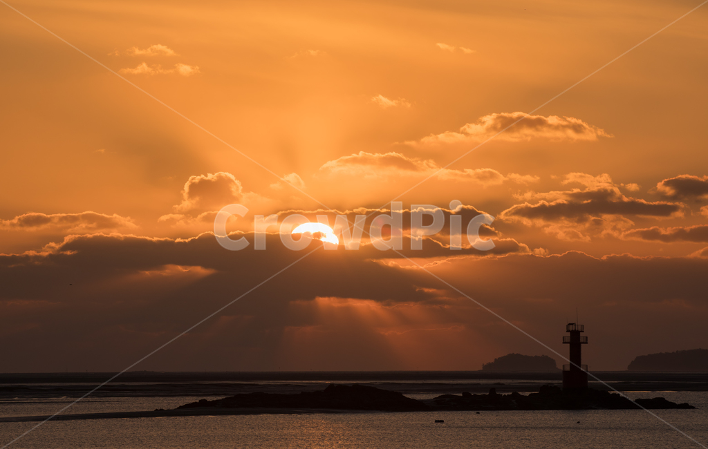 자연,풍경,경치,경관,일출,해돋이,옥외,빛,바다,아침,여명,구름,하늘,해무리,반영,햇살,어선,등대,파도,빛내림,nature,light,flare,outdoors,transportation,자연,풍경,nature,landscape