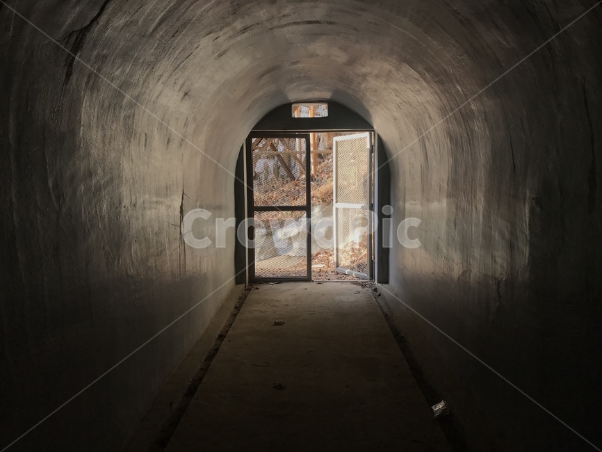 통로,철문,빛,exit,출구,irondoor,gate,light,건축물,건물외관,exterior,building,structure,architecture,construction