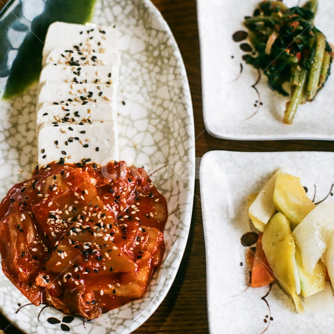 두부,김치,두부김치,한식,반찬,김장,야채,채소,매운,맵다,접시,식당,한식당,식재료,요리,food,cook,meal,dishes,kimchi,한국음식,한국요리,koreanfood,koreandishes,koreanmeal,koreancook,감성,감성사진,빈티지,아날로그,필름,필름사진,필름카메라,film,filmcamera,sensible,feeling,음식,식재료,요리,food,cook,meal,dishes,food reserves