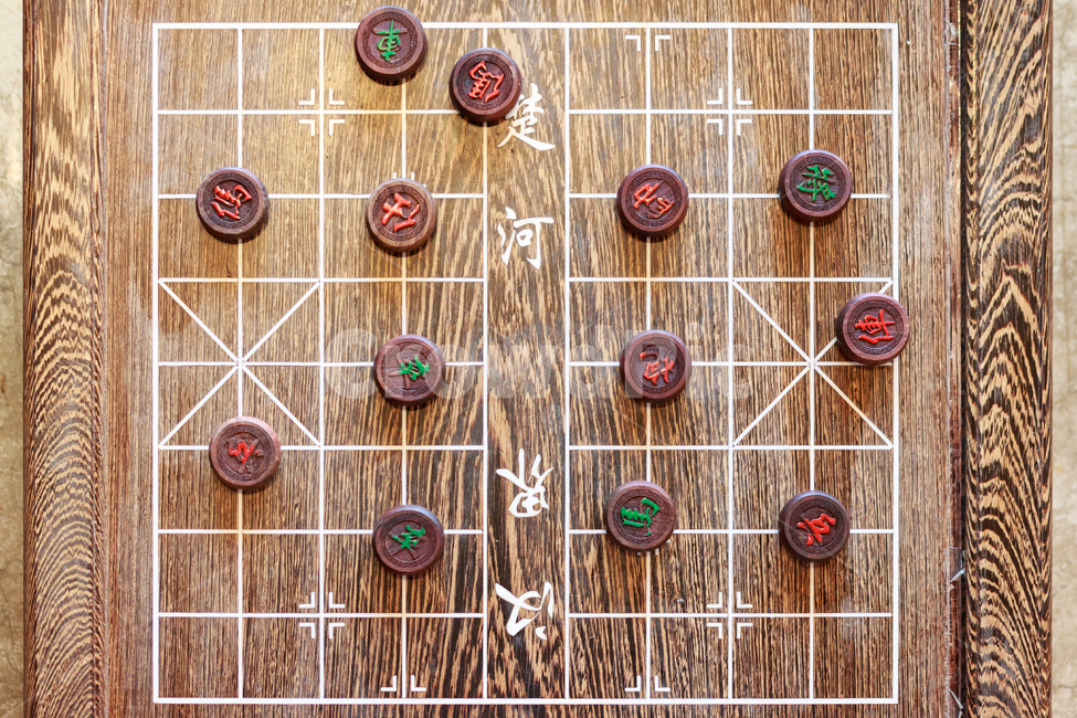 장기,체스,차이니즈체스,장기알,장기판,목재,나무,질감,중국,동양,아시아,조각,탁자,테이블,놀이,오락,게임,전통놀이,전통,문화,민속,승부,전략,나무토막,한자,글씨,한문,진법,나무판,전쟁,직사강형,전술,두뇌싸움,문자