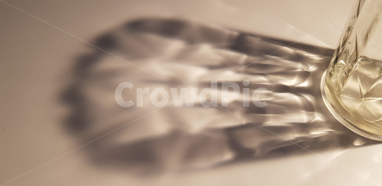 유리컵,그림자,테이블,감성,무늬,pattern,glasscup,shadow,light,물,table,물건,사물,object,소품,빛,조명