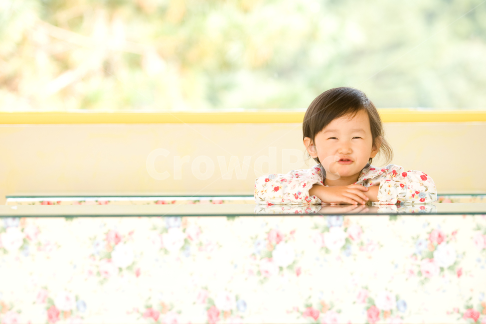 정면,아이,웃음,행복,긍정,여자아이,배경,책상,여자,남자,사람,인물,인간,human,person,얼굴표정,facial expression,face,어린이,어린아이,child,children,kid,감정표현,기분,feeling,emotion