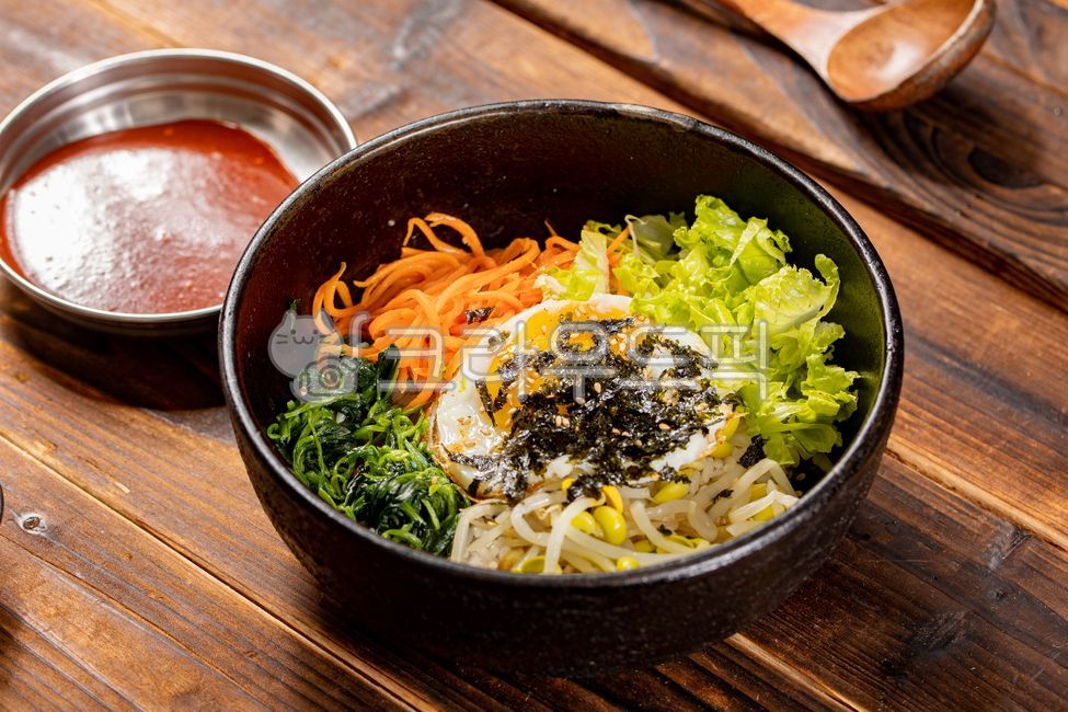 야채돌솥비빔밥,돌솥비빔밥,채소비빔밥,건강비빔밥,한국비빔밥,한식비빔밥,한국음식,전통한식,대표한식,한국맛집,맛있는비빔밥,인기비빔밥,집밥요리,채소밥,전통비빔밥,한국전통음식,가정식비빔밥,건강한식,한국여행음식,전통돌솥,vegetablestonepotbibimbap,vegetablebibimbap,koreanstonepotrice,vegetarianbibimbap,koreanfood,野菜石焼ビビンバ,ビビンバ,韓国料理,韓国ご飯,韓国伝統料理,蔬菜石锅拌饭,素菜拌饭,韩国拌饭,韩国石锅饭,韩国美食