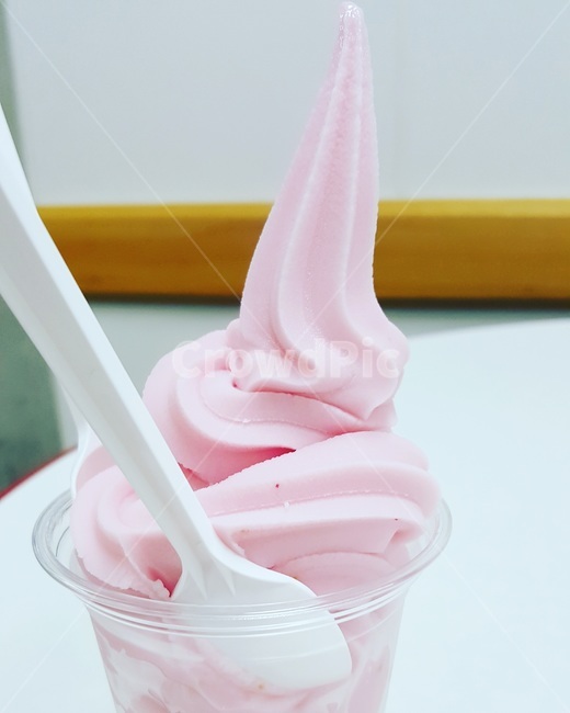 아이스크림,icecream,pink,핑크,분홍색,여름,딸기우유,딸기아이스크림,딸기맛,딸기,food,음식,dessert,디저트,cream,creme,크림,간식