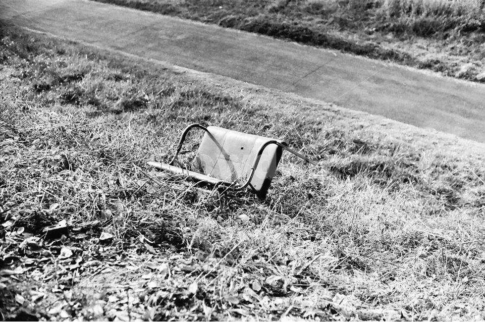 의자,버려짐,흑백사진,abandoned,chair,sofa,blackandwhite,빈티지사진,빈티지느낌,빈티지감성,vintage,흑백,모노톤,monochrome,black and white