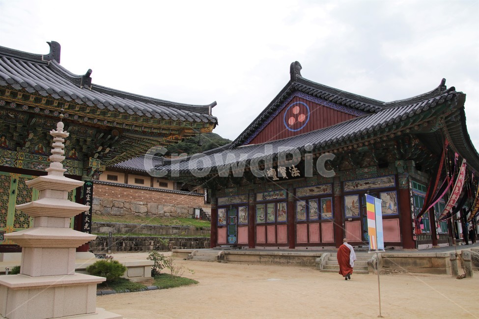 해인사,불교,사찰,스님,서탑,불교건축,수행,법보단,한국전통,한국문화,korean traditional,korean culture,사람,인물,인간,human,person,남성,남자,man,male,종교,신앙,religion,belief,faith,건축물,건물외관,exterior,building,structure,architecture,construction