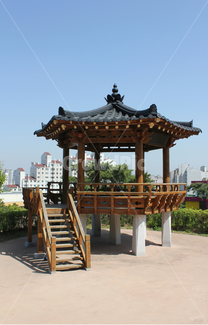 정자,한국,전통,기와,난간,계단,공원,정원,봄,지붕,나무,기둥,건축,갈색,브라운,하늘,자연,빈,비어있는,전통적인,실외,야외,천장,나무기둥,돌기둥,조경,도시,도심,서울,대한민국,나무계단,한국전통,한국문화,korean traditional,korean culture,건축물,건물외관,exterior,building,structure,architecture,construction