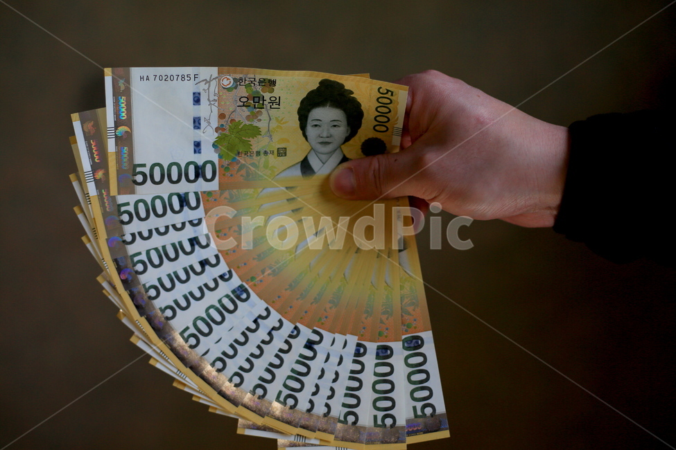 돈,지폐,현금,금융,은행,지불,한국돈,만원,오만원,종이돈,누끼,banking,산업,경제,한국,용돈,선물,명절,원화,한국은행,화폐,세배,새해,세뱃돈,계산기,사람,인간,몸,신체일부,인물,hand,body,money,손,심사임당