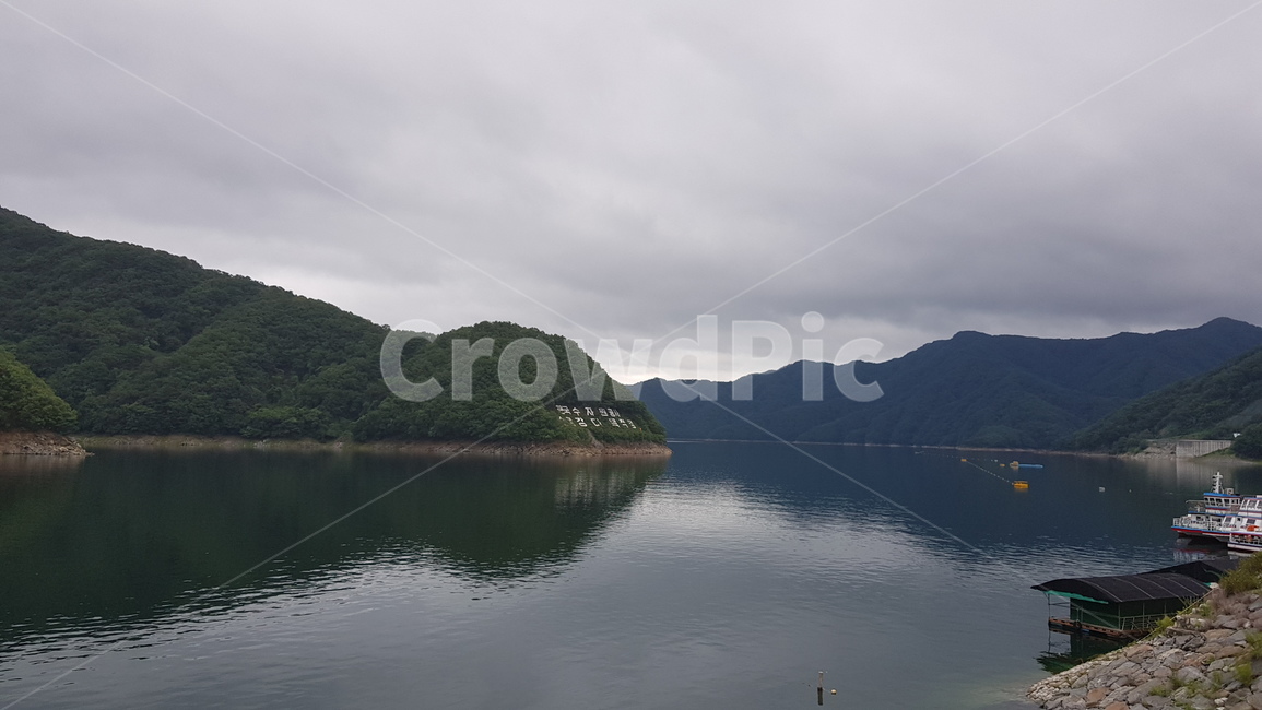 물가,하늘,강변,흐린날,호수,소양강,자연,풍경,nature,landscape,water,물,outdoors,옥외,boat,보트,transportation,교통,vehicle,차량
