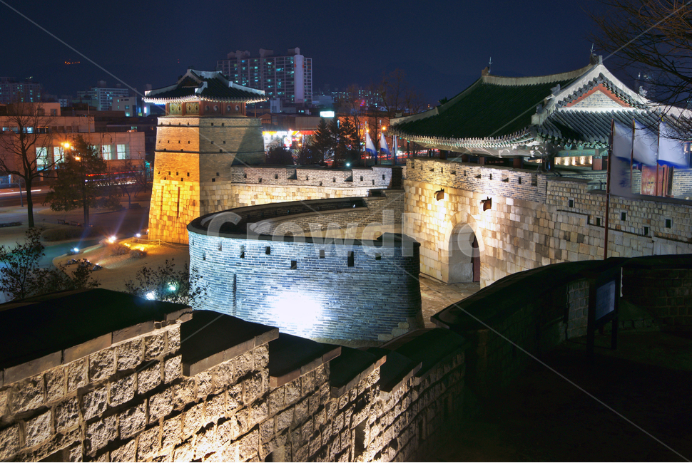 night view,castle,UNESCO World Heritage Site,Northwest Gongsim Don,Suwon Hwaseong Fortress,Suwon,Hwaseomun Gate,introduction