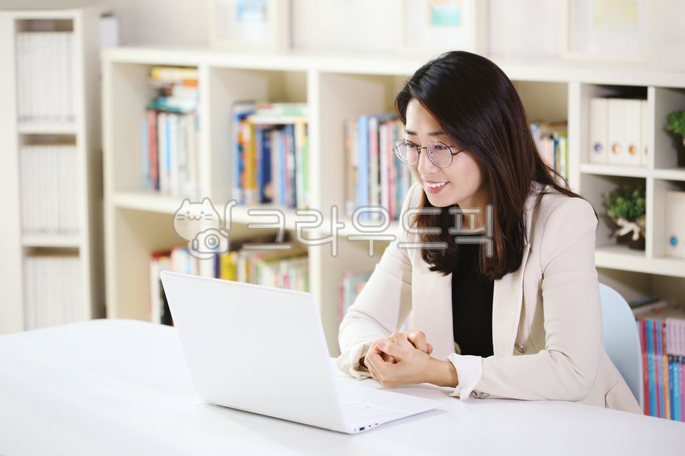 재택근무,비즈니스,사무실,미소,웃음,회사,노트북,직장인,선생님,여성,여자,현대,업무,토론,교육,공부,온라인,대화,소통,네트워크,인터넷,메신져,원격,가정,학습,컴퓨터,수업,홈스쿨,영상,강의,통신,가상공간,책상,학교,디지털,집,채팅,메시지,즐거운,재미있는,편안한,영상수업,동아시아,아시아인,사람,일,일상,회사원,회의,영상회의,행복한,기쁨,학원